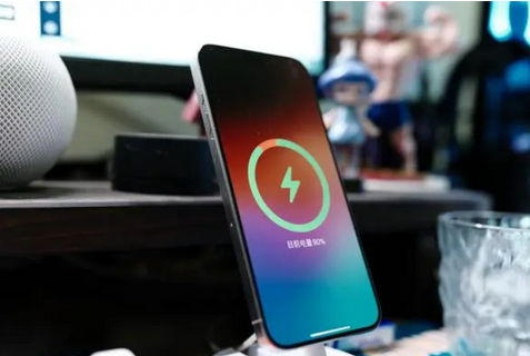 新津苹果15换屏服务分享用什么充电器给iPhone15充电更好 